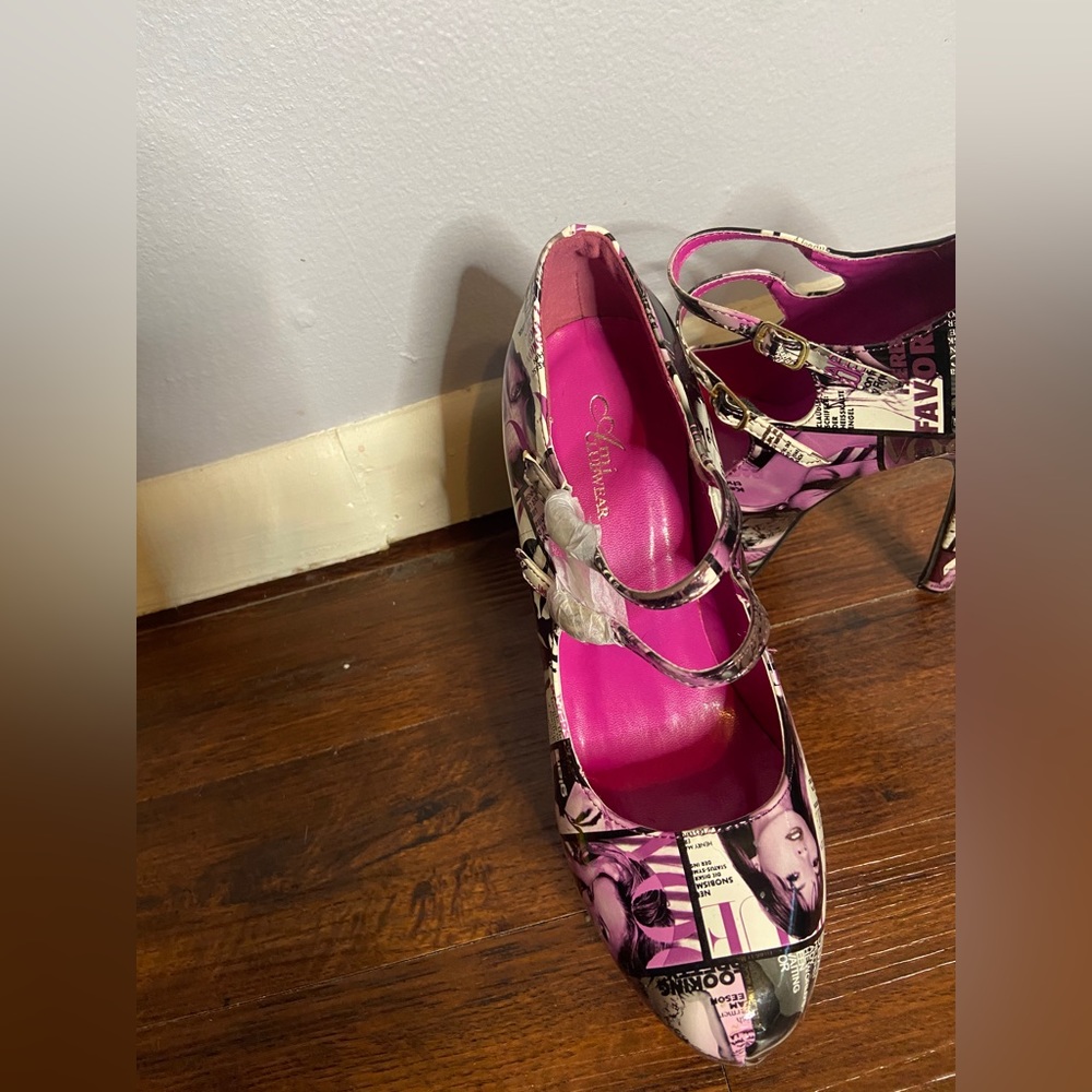 Magazine Print Heels - Picture 5 of 7